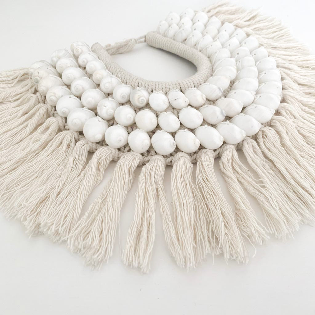 Zarah Shell Necklace [With Stand]