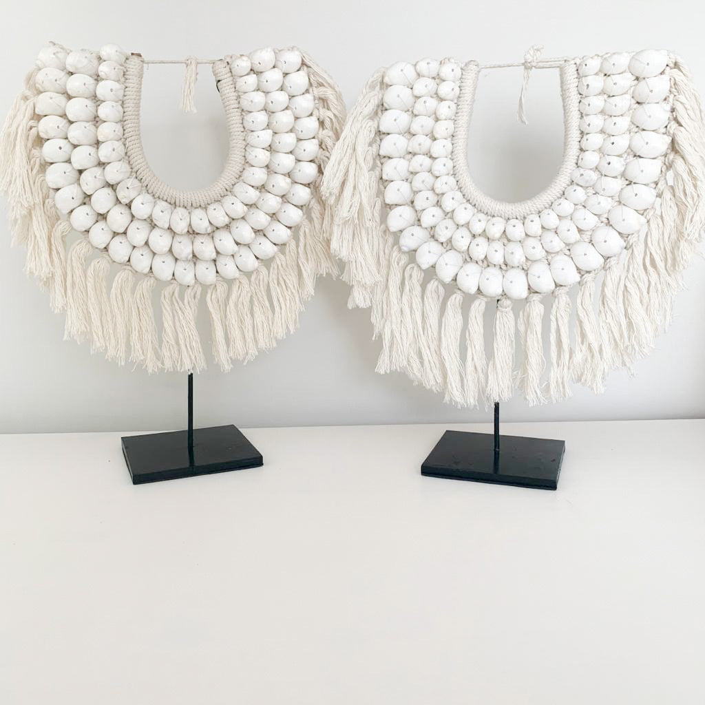 Zarah Shell Necklace [With Stand]